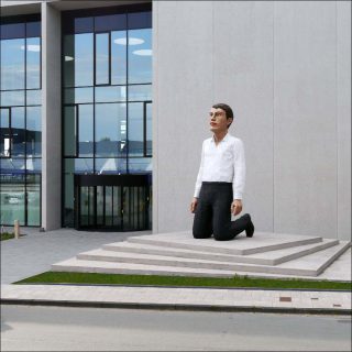 Stephan Balkenhol, Grosser Kniender, 2015.