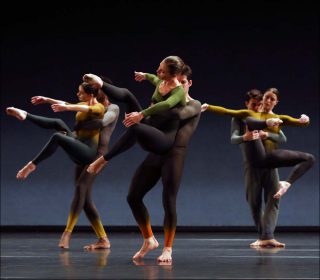 Merce Cunningham (par le Ballet de l'Opéra de Lyon, sous la direction de Yorgos Loukos), Exchange, 1978 (2019)