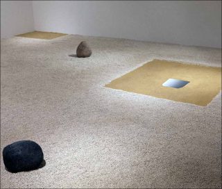 Lee Ufan, La peinture ensevelie..., 2013.