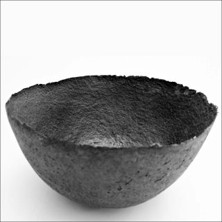 Coupe en pulpe de papier magazine recyclé. Éditeur : Mahatsara, Paris