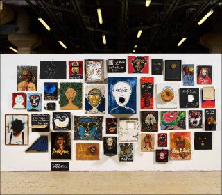 Ben Vautier, le mur des portraits, vue de l'exposition