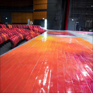 Elsa Tomkowiak, installation en cours de réalisation sur le plateau de L’espal, Le Mans, août 2019.