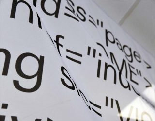 Martin Foucault, Espaces médiatiques (drapeau présentant une partie du code permettant la transposition du Web vers l’imprimé), 2019