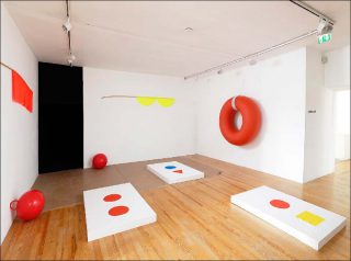 Virginie Barré, Sans titre, bannière et draps de bain peints, 2017.