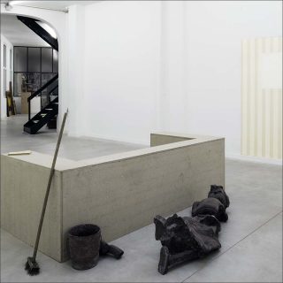 Sven ’t Jolle, Reclining figure collecting dust (siège social), 2017.