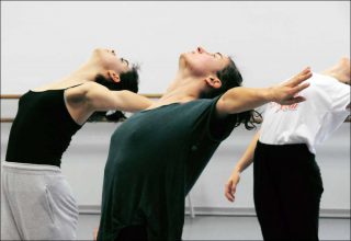 Josette Baïz (Cie Grenade) d'après Ohad Naharin (Batsheva - The Young Ensemble), Kamuyot (2003), 2018