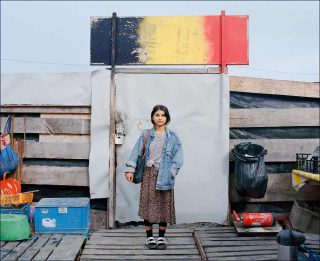Elisa Larvego, Zara devant la porte de la Belgium kitchen, zone nord de la jungle de Calais, 2016.