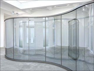 Dan Graham, Neo-Baroque Walkway, 2019.