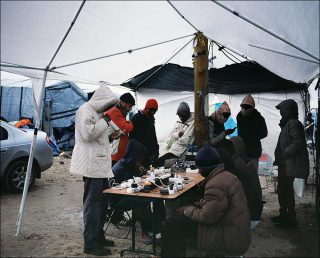 Bruno Serralongue, Station des recharges des téléphones, « bidonville d’Etat » pour migrants, Calais, 3 novembre 2015, 2006-2018.