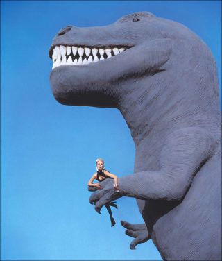 Manfred Thierry Mugler, Dinosaures Cabazon, Californie, États-Unis (détail), 1991.