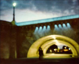 Jorge Rivas-Rivas, Couple sous le Pont de la Tournelle, Paris, 2005.