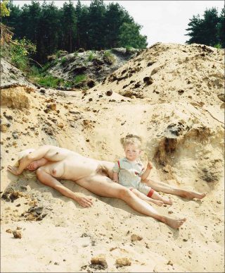 Katharina Bosse, A Portrait of the Artist as a young Mother, Sand (détail), 2006.