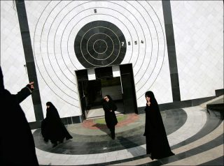 Alexandra Boulat, Modest, Façade de l'immeuble du centre d'entrainement de tirs à l'Académie de Police pour Femmes de Téhéran (détail), 2005.