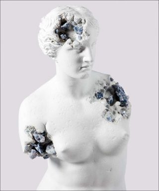 Daniel Arsham, Blue Calcite Eroded Venus of Milo (détail), 2019.