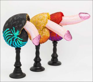 Jan Fabre, Coquillage belge au garde-à-vous (Noir / Jaune / Rouge), 2018.