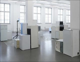 Edith Dekyndt, vue de l’exposition « The Black, The White, The Blue » à la Kunsthaus Hamburg, 2019.