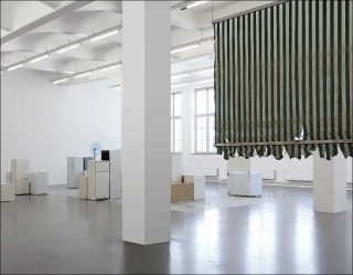 Edith Dekyndt, vue de l’exposition « The Black, The White, The Blue » à la Kunsthaus Hamburg, 2019.