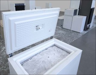 Edith Dekyndt, vue de l’exposition « The Black, The White, The Blue » à la Kunsthaus Hamburg, 2019.