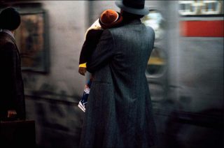 Frank Horvat, Father and child in the subway, NY, USA, 1984.
